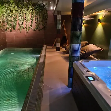 Проживание в семье Queen With Balcony And Private Access 21h30-23h30