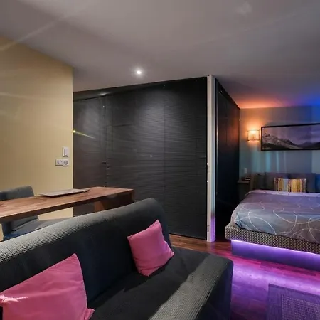 Проживание в семье Queen With Balcony And Private Access 21h30-23h30 *