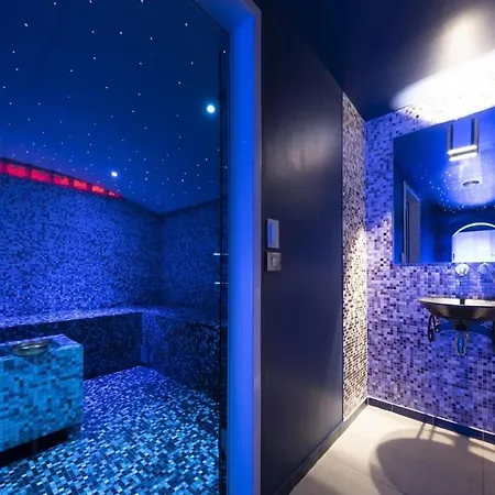 Проживание в семье Queen With Balcony And Private Access 21h30-23h30 Coubron